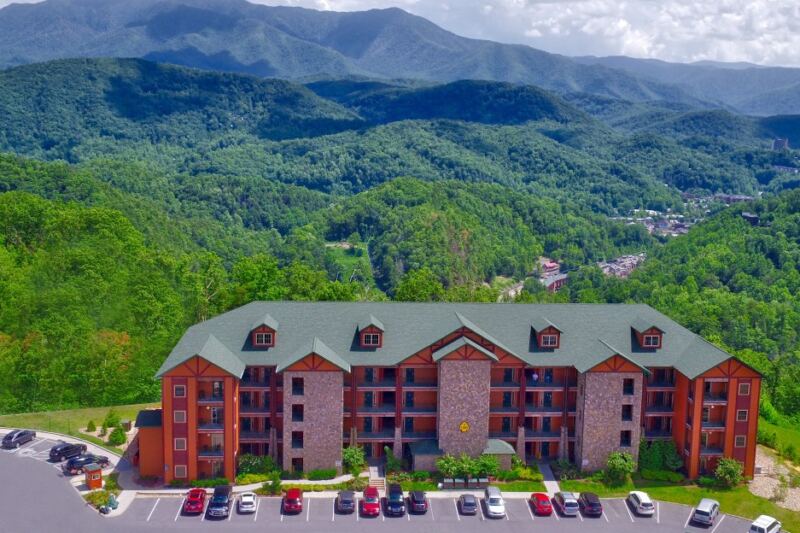 This Smoky Mountain Resort in Tennessee Has a Giant Indoor Waterpark Where Kids Swim All Winter