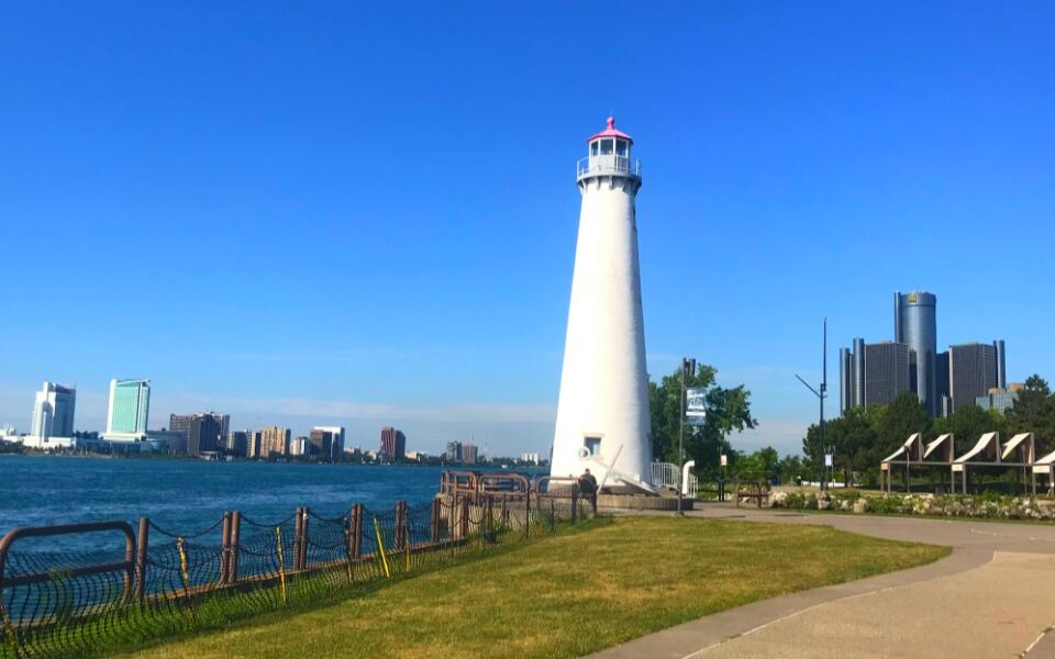 This Detroit Lighthouse Has a Skyline View You Would Never Expect