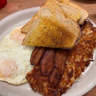 This Family-Owned Arizona Diner Serves Classic Breakfasts, Meatloaf, and Homemade Pies Without the Fuss