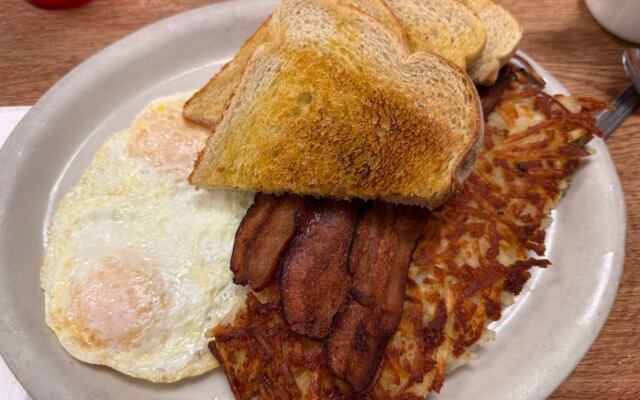 This Family-Owned Arizona Diner Serves Classic Breakfasts, Meatloaf, and Homemade Pies Without the Fuss