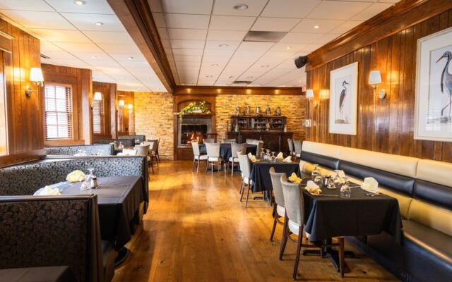 Out Past The Cornfields, A Minnesota Supper Club Keeps Serving Walleye And Popovers Like Nothing Changed