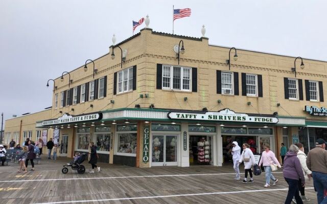 Shriver’s in Ocean City, New Jersey, Still Makes Saltwater Taffy Behind the Glass