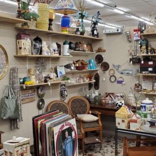 This Tennessee Flea Market Is A Treasure Hunter’s Paradise So Huge You’ll Want Hours To Explore It