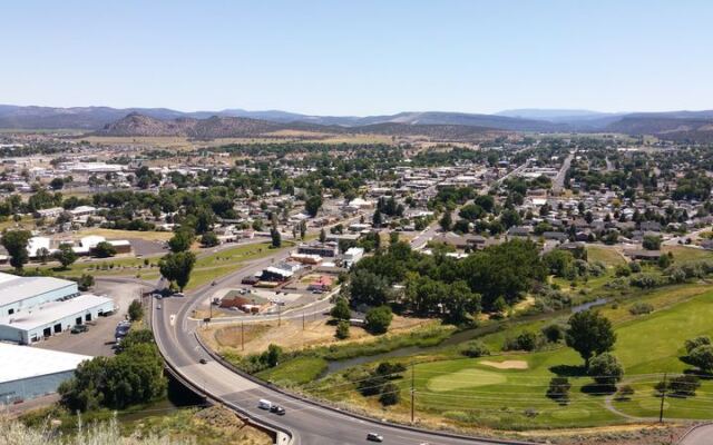 This Sleepy Oregon Town Has Quietly Become the Grown-Up Weekend Getaway Everyone Wants