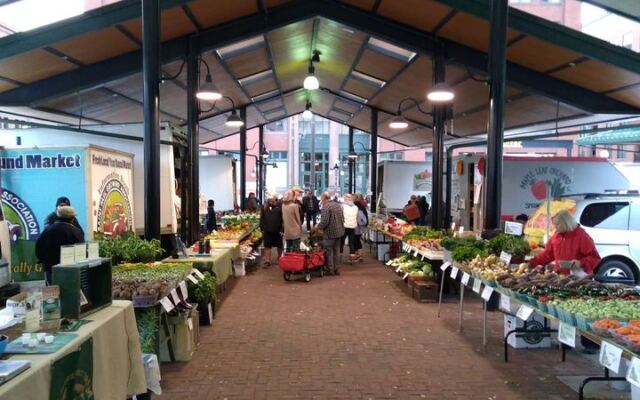 Minnesota Shoppers Swear This Farmers Market Sells Fresh Produce for Half the Supermarket Price