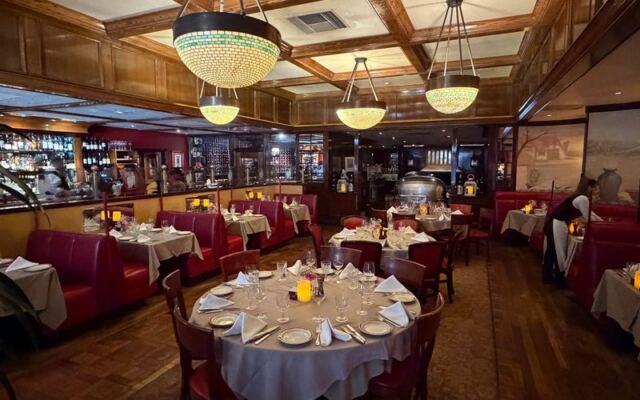 This 1940s California Steakhouse Spins Your Salad Tableside, Then Carves Prime Rib Worth The Drive