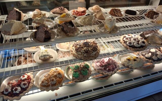 Along Route 66, This Small-Town Arizona Diner Serves Homemade Cream Pies And Chicken-Fried Steak