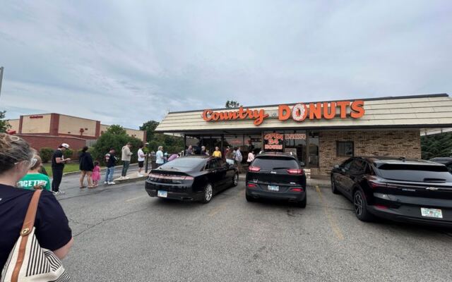 6 Illinois Donut Shops Where Fall Lines Form Before Sunrise For Apple Fritters
