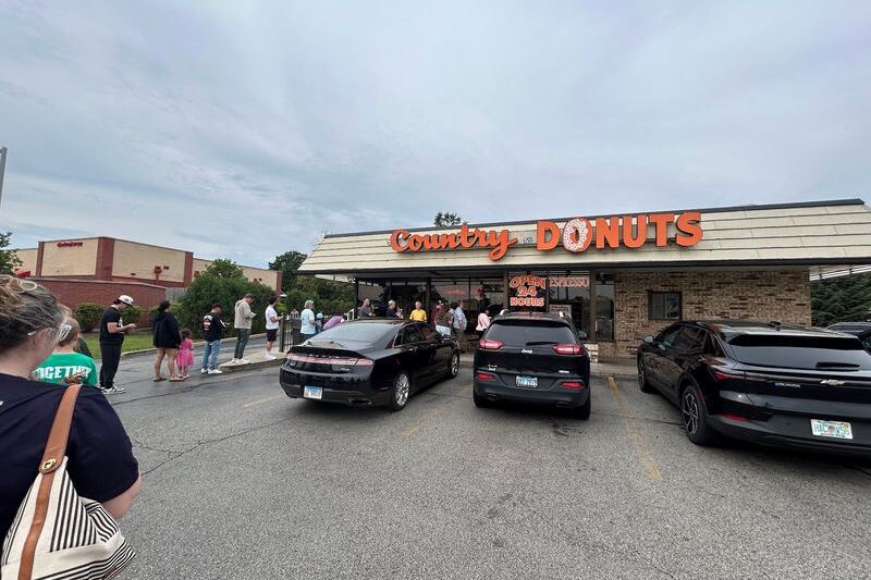 6 Illinois Donut Shops Where Fall Lines Form Before Sunrise For Apple Fritters