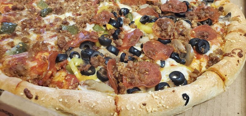 9 Youngstown-Area Pizza Shops Locals Swear Beat Anything In Cleveland