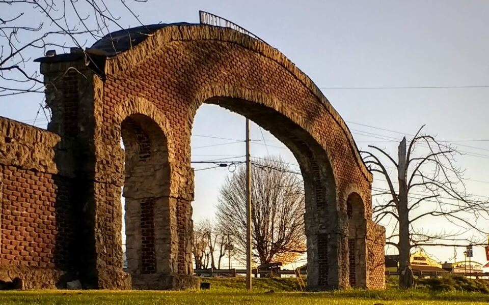 Retirees Are Quietly Discovering This Hocking Hills Town Where Rent Stays Low And Trails Stay Close