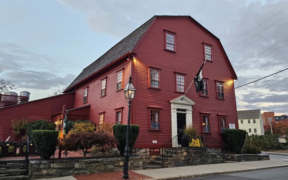 15 of the Oldest Restaurants in the World Still Serving Food Today