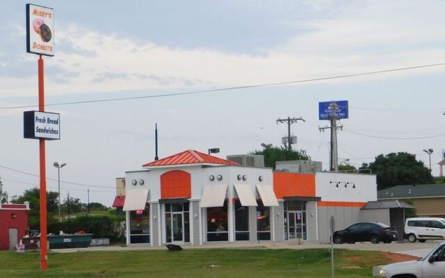 The Sign Is Faded, But There’s Usually A Line At This Oklahoma Donut Shop