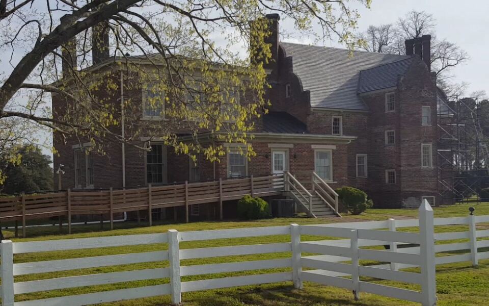 This Virginia Castle Is Actually A 361-Year-Old House With A Rebellious Past