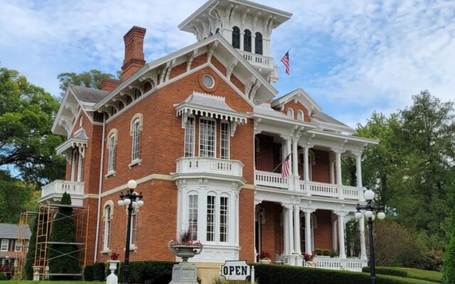 This 1850s Galena, Illinois Mansion Still Holds The Stories Of The Families Who Lived There