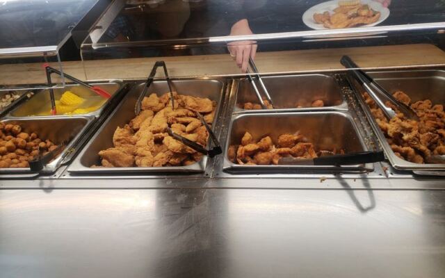 A Fried Catfish Buffet Keeps Pulling Arkansas Travelers Across The State Line To This No-Frills Oklahoma Stop