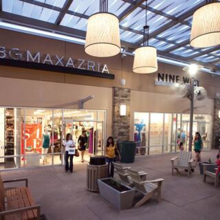 This Arizona Outlet Mall Packs Nike, Puma, and Converse Outlets Along Shaded Open-Air Walkways