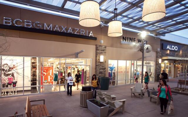 This Arizona Outlet Mall Packs Nike, Puma, and Converse Outlets Along Shaded Open-Air Walkways
