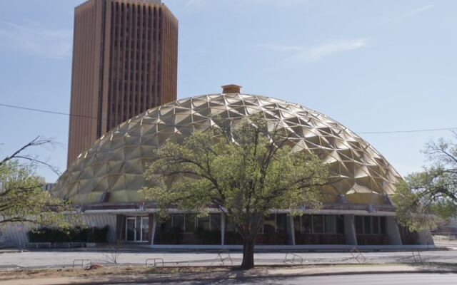 This Golden 1958 Dome on Oklahoma City’s Route 66 Still Looks Like a Spaceship That Never Took Off