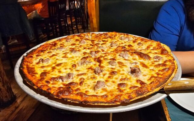 A Tiny New Jersey Cabin Serves Pizza That Rivals the State’s Big Names