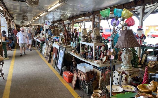 Every Weekend, Bargain Hunters Roam the Sprawling Aisles of Fleamasters Flea Market in Fort Myers