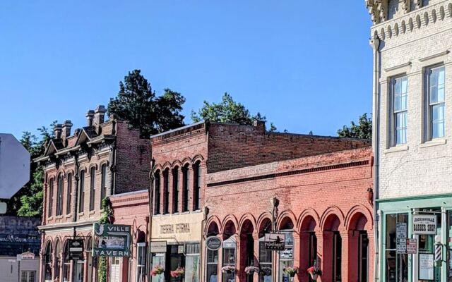 A Tiny Oregon Gold Rush Town Where Old Storefronts Still Hide Boutiques and Bakeries