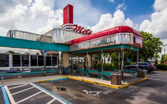 Some Diners Just Serve Food, but This Fort Myers Spot Still Feels Like 1957