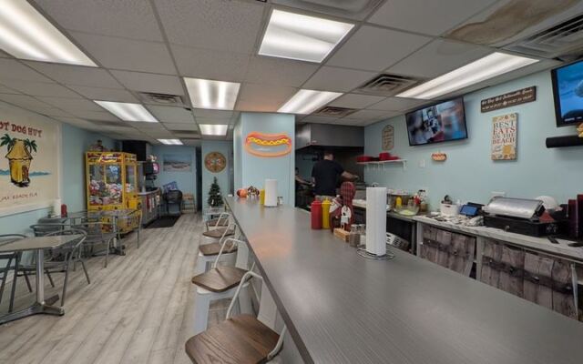 Chicago Transplants Swear by These 8 Florida Hot Dog Stands Serving the Real Deal