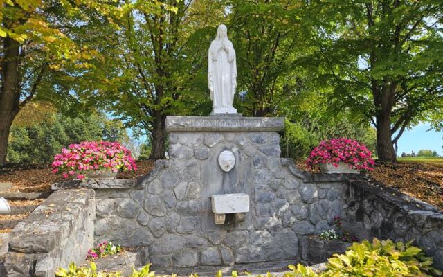 Admission Is Free at This Stockbridge Shrine, and the Grounds Glow With Fall Color