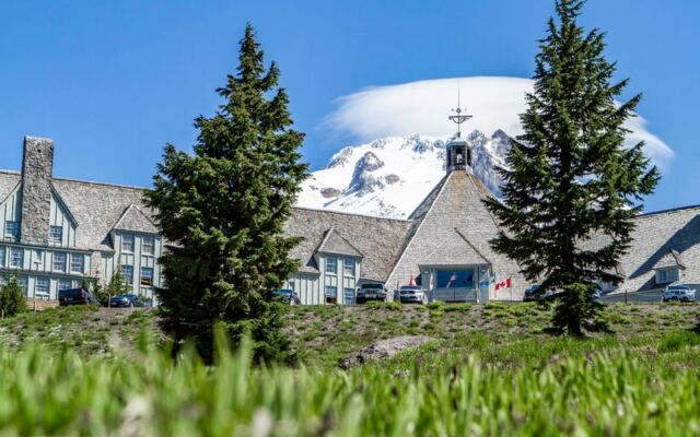 The Historic Oregon Lodge Where Marionberry Cobbler Comes With a View of Mount Hood’s Glaciers