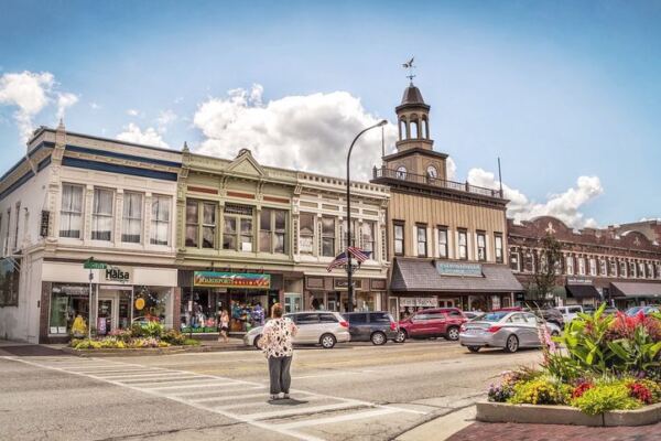 People Swear This Is The Prettiest Small Town In Illinois For A Slow Autumn Stroll
