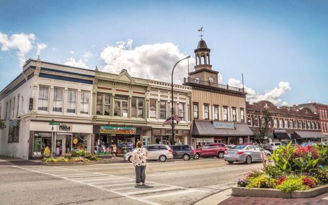 People Swear This Is The Prettiest Small Town In Illinois For A Slow Autumn Stroll