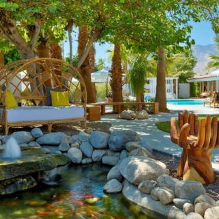 This 21-and-Over California Pool Brings Drinks to Your Lounger Between Dips in the Hot Tub