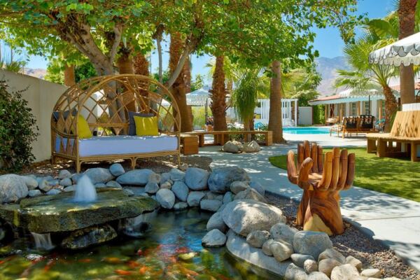 This 21-and-Over California Pool Brings Drinks to Your Lounger Between Dips in the Hot Tub