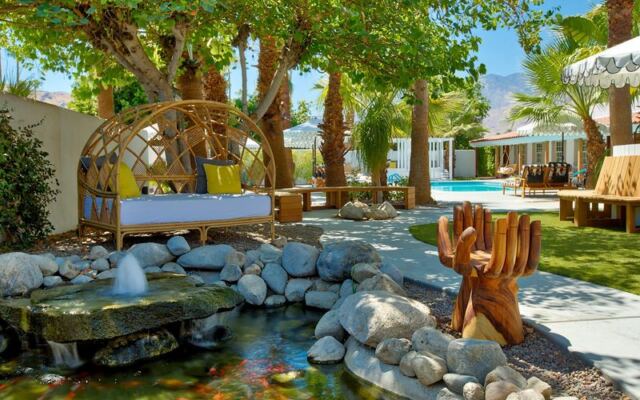 This 21-and-Over California Pool Brings Drinks to Your Lounger Between Dips in the Hot Tub