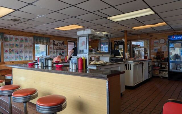 This Cozy Little Minnesota Diner Has Been Serving Loose-Meat Maid-Rites and Homemade Pie for Decades