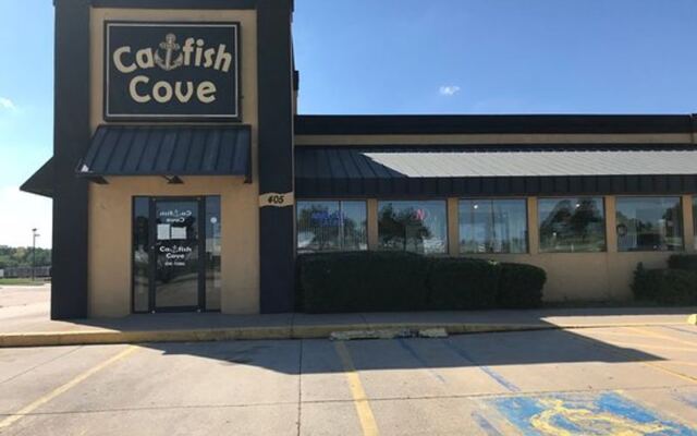 Crispy Catfish and Endless Hushpuppies Keep Locals Driving to This Lakeside Oklahoma Spot