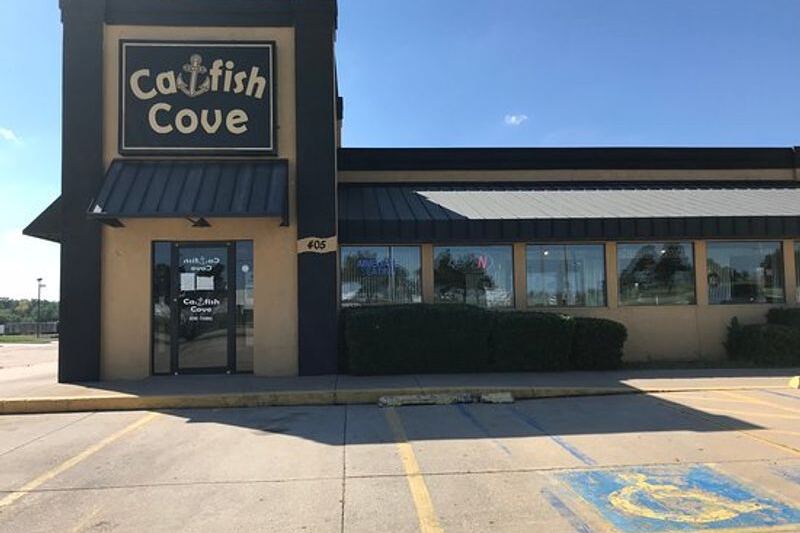 Crispy Catfish and Endless Hushpuppies Keep Locals Driving to This Lakeside Oklahoma Spot