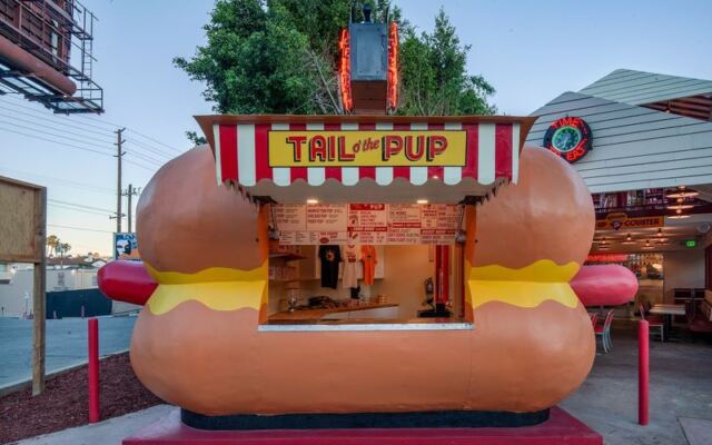 This Vintage California Hot Dog Stand From 1946 Still Takes Orders At Its Original Stall