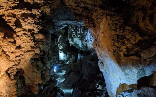 This Short Oregon Trail Leads You Underground Into a Marble Cave Older Than the Dinosaurs