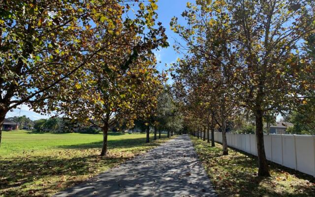 This Free Florida Rail Trail Rolls Past Old Citrus Groves and Lakeside Towns for 22 Shady Miles