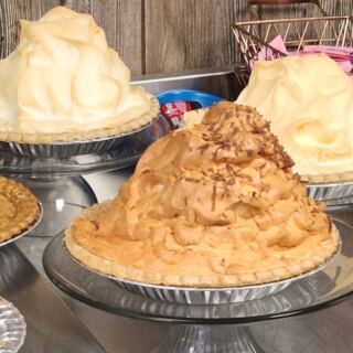 This Tennessee Cafe, Open Since 1941, Has A Fresh Salad Bar And Homemade Pies That Make Choosing Hard