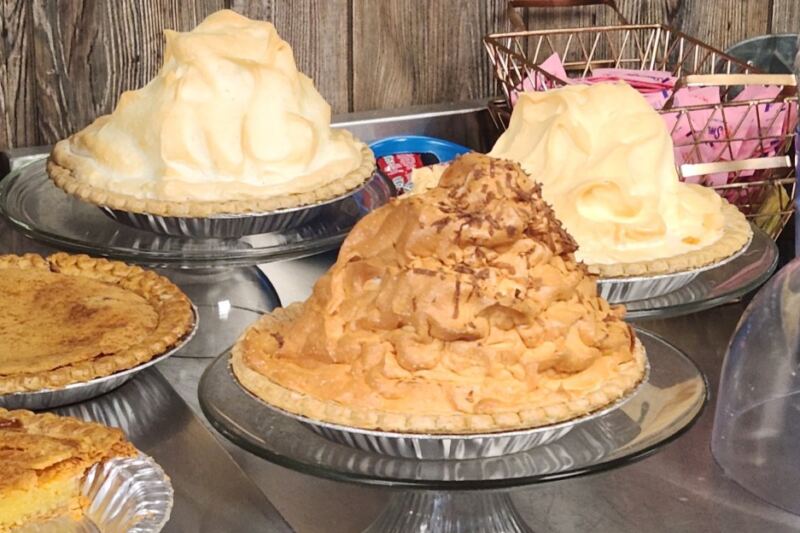 This Tennessee Cafe, Open Since 1941, Has A Fresh Salad Bar And Homemade Pies That Make Choosing Hard