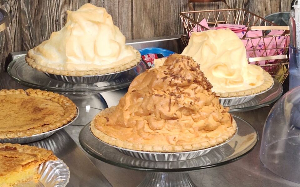 This Tennessee Cafe, Open Since 1941, Has A Fresh Salad Bar And Homemade Pies That Make Choosing Hard