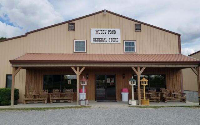 Take a Drive to These 8 Tennessee Mennonite Bakeries for Fresh Bread and Fried Pies at Fair Prices